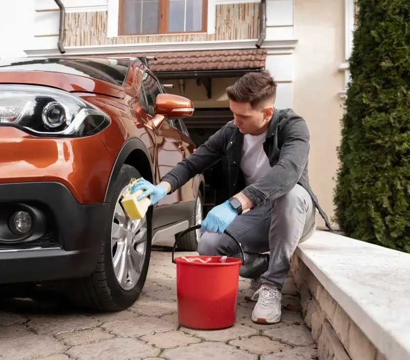 Lavage auto à domicile Laubert : professionnel intervenant sur un véhicule